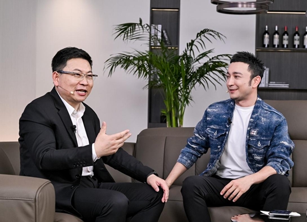！华为鸿蒙智家让“未来家”走进现实j9九游真人游戏第一平台AWE顶流(图4)
